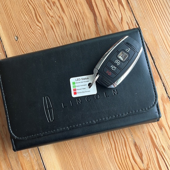 2017 Lincoln MKZ owners manual & key fob for reprogramming - Picture 1 of 10